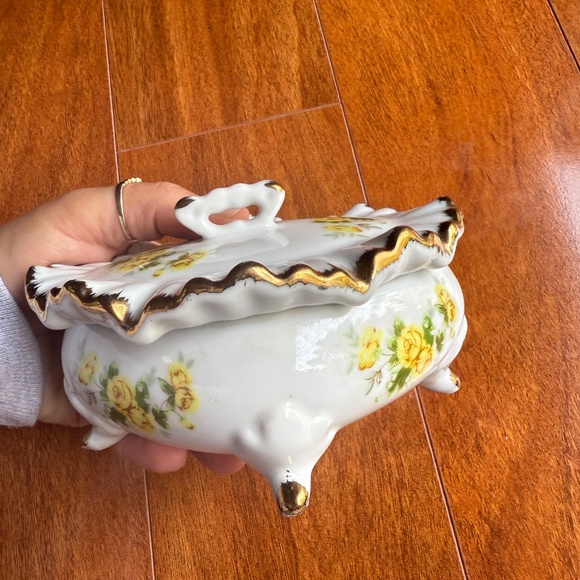 Porcelain Trinket Box Footed Hand Painted With Flowers Ruffled Lid Marked White. - Picture 6 of 12